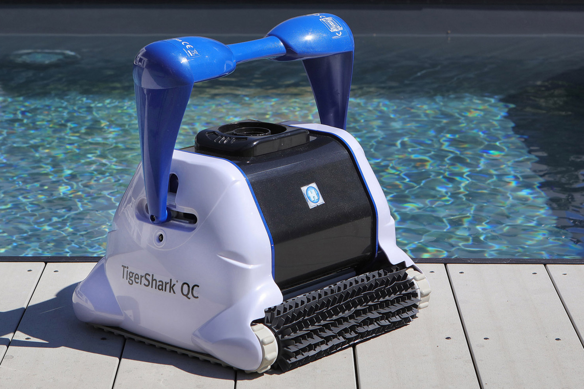 Le robot TigerShark QC, de Hayward, au bord d'une piscine propre