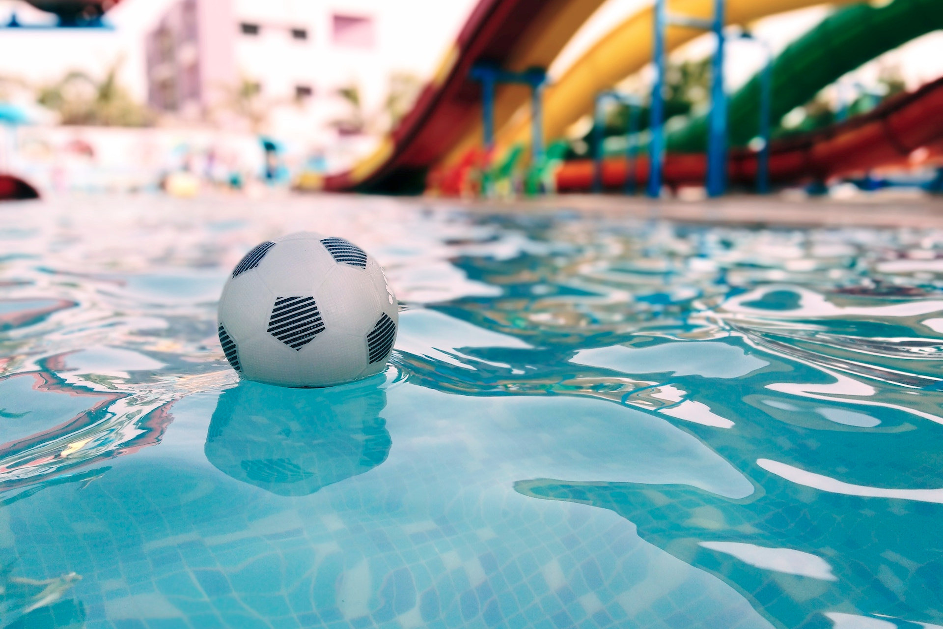 Une piscine avec un ballon gonflable qui flotte à la surface